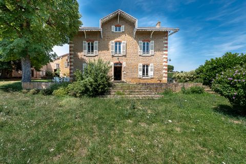 Ideal for a multi-family project, division, liberal professions or craftsmen: very attractive property, ideally situated 10 minutes from Villefranche sur Saone: a main house of approx. 255 m2, the beautiful features of which have not been altered: pa...