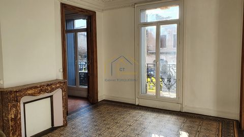 UNDER COMPROMISE - For sale in GIGNAC - Superb bourgeois apartment of 104m2 with its terrace of about 10m2 in a magnificent Haussmannian building - Very bright with a southern exposure - Large fitted kitchen of 25m2, a living room of 20m2 with decora...