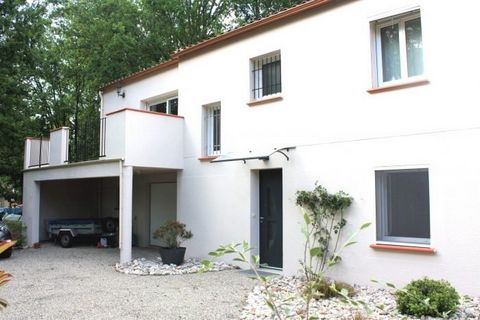  This 4 bedroom property of 111 m²  on an enclosed garden of 1230 m² and within walking distance of the village of Luzech 46140..The 2-storey house was built in 2003. The interior  is in excellent condition and  is arranged as follows: 1st floor Acce...