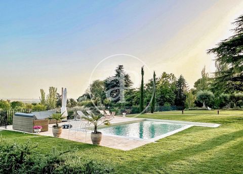 VILLA WITH POOL AND VIEWS OF THE MOUNTAINS OF MADRID We present this architectural jewel of the beginning of the last century, restored and of incomparable charm that preserves its original essence in every corner. The main house, restored and distri...
