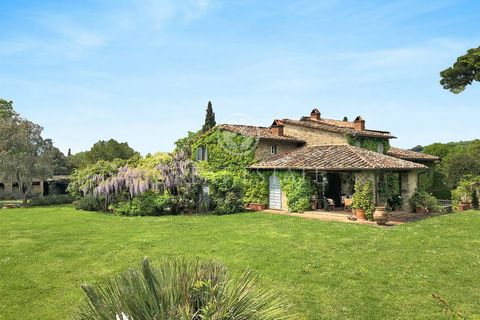 Enchanting country house of 340 sqm with dependance and agricultural outbuildings near Arezzo, with a total of 6 bedrooms, 6 bathrooms, 4.6 ha of land and a 4X12 pool. In a fairytale location, surrounded by rich vegetation which the owner has taken c...