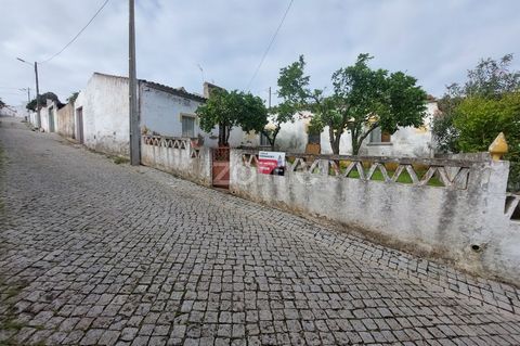 Identificação do imóvel : ZMPT562362 Propriété unique à Vila Ruiva, composée de trois chambres, dont deux intérieures, trois salons spacieux, véranda, salle de bains, deux cuisines, toutes deux avec cheminée, une grande maison et deux arrière-cours. ...