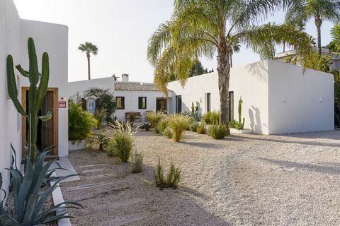 Welcome to this one of a kind property located in a calm area in Guadalmina Alta. This property is inspired in the traditional payesa villas of Ibiza. It transmits a great sense of tranquility and charm due to its great attention to detail with warm ...