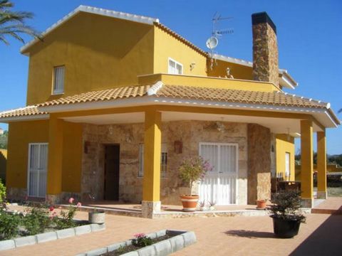 Very spacious villa located in the in Almajalejo next to the city of Huercal Overa. The property has 200m2 and sits on a plot of 620 m2. It comprises of 3 bedrooms with fitted wardrobes, 2 bathrooms, fully fitted kitchen with all white goods, huge li...