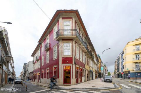 Property ID: ZMPT562266 This store available for transfer is located in one of the best shopping and restaurant streets in the City of Porto. Inserted in a stunning corner building with an old design on Rua de Cedofeita, completely restored in 2020, ...