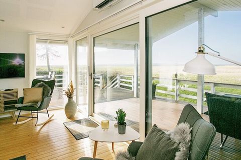 Chalet situé au 1er rang au bord de l'eau au bout du chemin. La climatisation est installée dans la maison. De la terrasse il y a une vue magnifique.