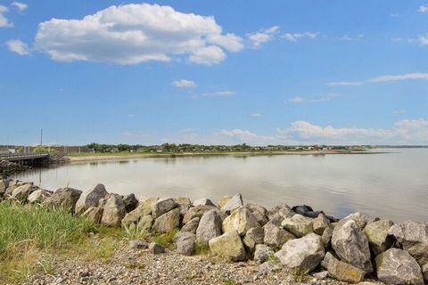 Luxuriös eingerichtetes, von Architektenhand individuell entworfenes Ferienhaus, das 2024 teilweise renoviert wurde. Liegt mit Panoramablick zum Wasser im Limfjord, sowohl innen als auch außen! Zur Entspannung finden Sie auch einen großen Outdoor-Spa...