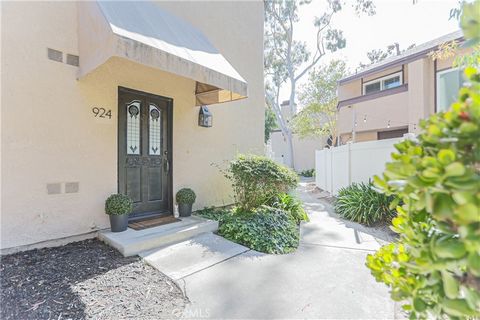 Welcome to 924 Hyde Ct, Costa Mesa, CA 92626! Nestled in the sought-after West Side of Costa Mesa, this beautiful property offers an exceptional living experience just a short drive from South Coast Plaza, The Lab, and convenient freeway access.Step ...