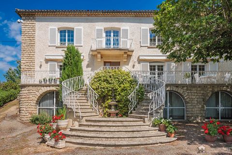 Located near the town centre of a charming small city in the Luberon, this beautiful 1920's six bedroom house is unique by its quality and environment. Set in a 2.5 ha park, an exceptionally green environment with olive trees and century-old trees gi...
