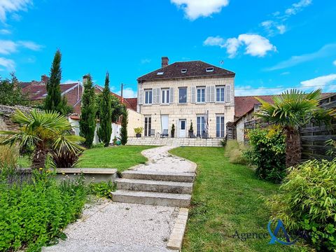 TRÈS PROCHE COMPIÈGNE. Belle maison de caractère en pierre lumineuse avec prestations soignées, comprenant une entrée, un séjour/salle à manger donnant sur terrasse et jardin, une grande cuisine équipée, une arrière cuisine équipée, 5 chambres, deux ...