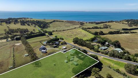 Longtemps détenue et adorée par la même famille depuis 165 ans, la ferme rustique se trouve au milieu d’une corne d’abondance d’arbres fruitiers. Offrant une vue imprenable sur la baie de Western Port jusqu’au littoral de Phillip Island, cette ferme ...