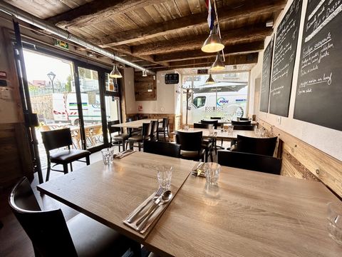 FOND DE COMMERCE - Au coeur du centre ville de Rumilly ce joli restaurant de 140m2 incluant une licence IV. Avec une capacité d'accueil de 42 couverts à l'intérieur et 40 couvert à l'extérieur sur une terrasse ombragé, ce fond de commerce est idéal p...