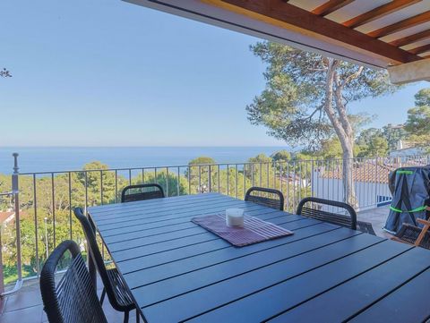 This exclusive apartment with a Tourist License has been renovated in 2021. Located just steps from Golfet beach and the charming center of Calella de Palafrugell, it offers everything you need to enjoy Mediterranean life at its best. An oasis of lig...