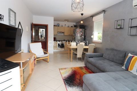 Vabriga - apartment for sale on the ground floor, two bedrooms and a swimming pool Beautiful ground floor apartment for sale in attractive Vabriga, Tar-Vabriga municipality. The apartment covers an area of ​​60.27 m² and consists of two bedrooms, a s...