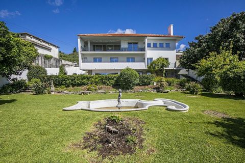 Casa en Restelo con vista al río Excelente casa unifamiliar, muy bien ubicada cerca de las principales Avenidas de Restelo, con mucha luz y excelentes vistas al Tajo, y en una calle muy tranquila. La casa se encuentra en estado Habitable pero necesit...