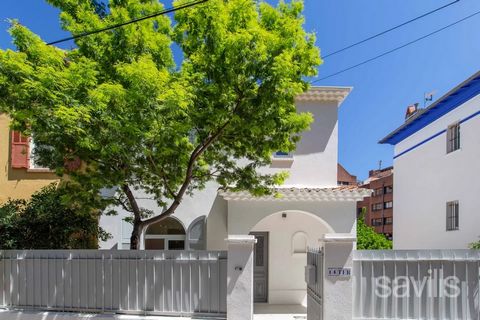 Nestled in a peaceful and green private lane in the residential neighborhood of Baumettes, this charming 1930s townhouse is just a few minutes away from the sea and the Promenade des Anglais. Recently renovated in a contemporary style, this 135 sqm h...