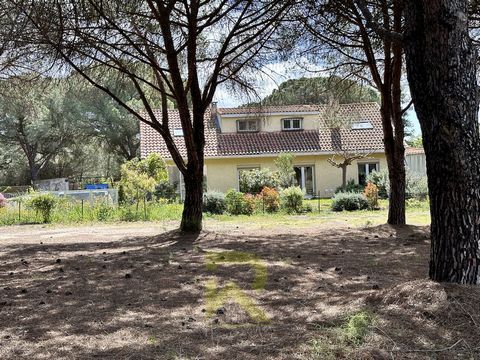 Located in the heart of nature in Bessan, this magnificent property of 5831m2 is surrounded by lush vegetation. The main villa of 200m2 of living space is composed as follows: on the ground floor, a spacious living room of 32m2, 2 large bedrooms, a m...