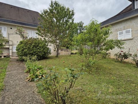 Property consisting of a house and an outbuilding in the countryside in an exceptional , calm and green setting. Located opposite one of the most beautiful villages in France dominated by the castle of the Viscounts of Turenne . About fifteen kilomet...