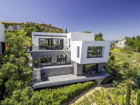 Lucas Fox presents this spectacular modern design villa built in 2021 with stunning sea views. This fantastic house is located in the prestigious and quiet Cim d'Aro development , just 4 kilometers from the centre of Platja d'Aro and its beautiful be...