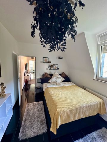 This turnkey apartment is located in the heart of Cologne Nippes and offers a prime location. The Flora Straße subway station is right outside the front door, and the lively Schillplatz with numerous dining options is just 25 meters away. The Cologne...