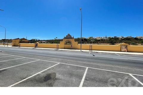 Le terrain situé à Quinta da Orada, avec 24754m2 à Albufeira Marina, est idéal pour la construction d’un développement touristique. Le terrain contient toutes les infrastructures telles que les eaux usées, l’eau, l’électricité, le parking et les rout...