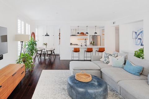 Situated in the heart of Weho, this immaculately renovated two-bedroom, two-bath, single-story residence offers comfort and sophistication throughout. Upon entry, you are greeted by quality finishes, floor-to-ceiling windows and rich hardwood floors ...