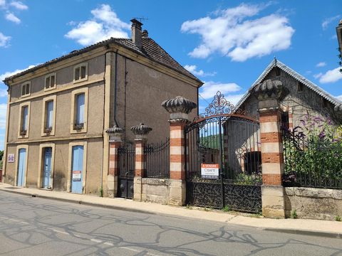 Surplombant la rivière Lot, sur un terrain de plus de 1000 m² clôturé, cet ensemble se compose d'une demeure de plus 350 m², d'un gîte indépendant de 100 m², une grange de 50 m². Nombreuses caves et ateliers. Cette ensemble il y a plus de 15 ans prop...