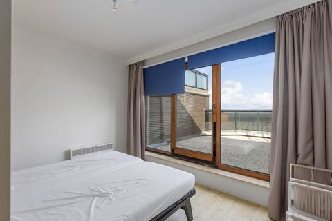 Attico situato al 10° piano con 3 camere da letto (2 con letto matrimoniale e 1 con letto a castello).  Inoltre, vi è un bellissimo e accogliente soggiorno che si apre sulla spaziosa terrazza sul tetto con una vista unica sul mare, una lussuosa cucin...