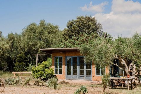 Dit charmante landhuis is omgeven door een sereen landschap en biedt een mix van rustieke charme en natuurlijke schoonheid. Met een weelderige omgeving versierd met olijfbomen, fruitbomen en levendige mediterrane planten, biedt het pand een privéoase...