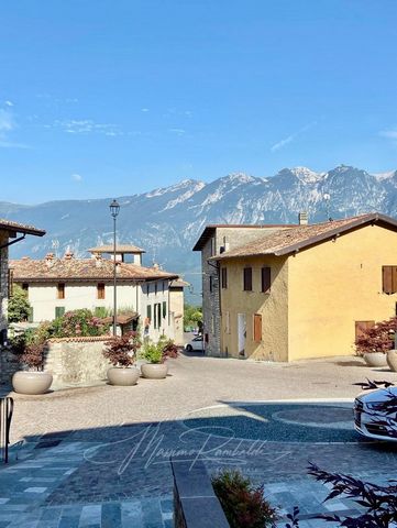 **Splendido Appartamento in Centro a Prabione - Un'Oasi di Comfort e Stile** Benvenuti a Prabione, un'affascinante frazione di Tignale, dove vi presentiamo uno splendido e spazioso appartamento al piano terra, recentemente ristrutturato con gusto e a...