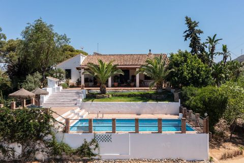 Andalusische Cortijo in perfecte staat met 9 slaapkamers, 7 badkamers en 2 zwembaden en tuinen, verdeeld over het hoofdgebouw en het pension. Het heeft een perceel van 6.000m2 met de privacy en intimiteit die u zoekt! ~~ De gebieden zijn verdeeld in:...