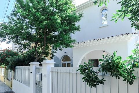 NICE CENTRE / BAUMETTES:Prime location in a quiet cul-de-sac within a verdant residential neighborhood. Located just 400 meters from the sea and the Promenade des Anglais, this 1930s townhouse, renovated in a contemporary style, benefits from all-day...