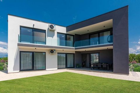 Villa de conception moderne nouvellement construite à Privlaka à seulement 100 mètres de la mer et de la plage. La superficie totale est de 202 m². le terrain est de 464 m². Le rez-de-chaussée comprend un couloir, une chambre, une salle de bain et un...