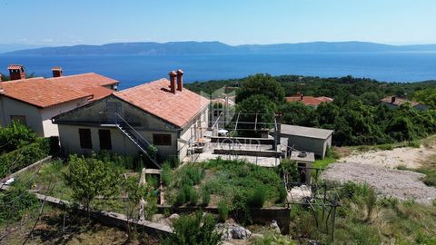 Location: Istarska županija, Labin, Labin. Labin, house for adaptation with a beautiful view of the sea This house, located on a plot of 530 m², offers an extraordinary opportunity for adaptation and decoration according to your wishes. With an incre...