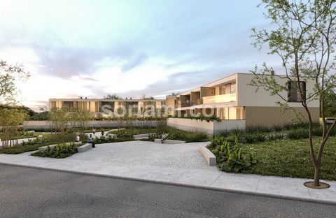 Scopri la tua nuova casa nel cuore di Loulé: una casa a schiera T4 con finiture di lusso! Vi presentiamo un'opportunità unica per acquistare una casa a schiera T4, attualmente in costruzione, situata nel vivace centro di Loulé. Questa elegante propri...