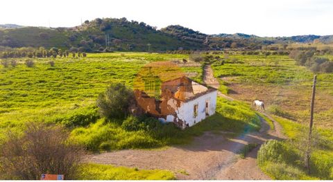 Ruina bem localizada no concelho de Castro Marim. Área total do terreno e 25920 m2, parte urbana tem 840 m2. Vários tipos de arvores maduros de fruto no terreno , figueiras pereiras, pomares de citrinos. Terreno com relevo plano e já com boca para re...