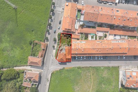 Identificação do imóvel: ZMPT568493 Moradia Individual para Remodelar, com uma área bruta de construção de 341m² e um lote de 441m², em Espinho Térreo: - Comércio com 112m² - T2 com 89m² 1° andar: - T4 com 140m² Quintal – 212m² Localização: Desfrute ...