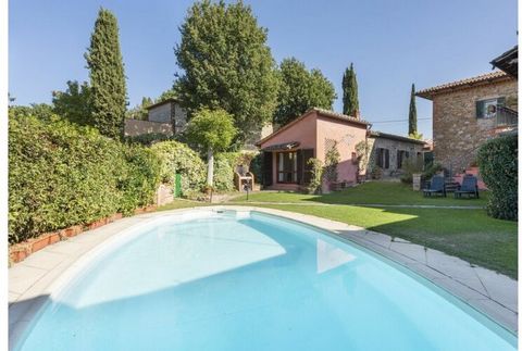 Bellissima proprietà con piscina privata riscaldata e piccola palestra, situata nella zona della Valdichiana, a mezz'ora da Arezzo e Cortona.