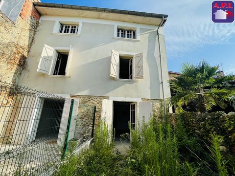 Maison avec jardin CENTRE DE VARILHES Au centre de VARILHES, proche des commerces, des commodités et des écoles, venez découvrir cette bâtisse de 220m² avec un jardin de 60m². Vous aimez le charme de l'ancien cette maison est faite pour vous ! En RDC...