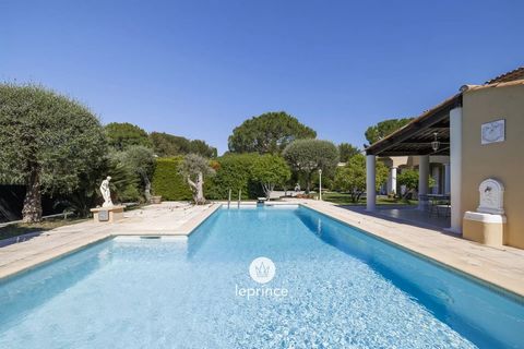 Villefranche-sur-Mer : Located in the pirvate domain of Castellet, a beautiful neo-provençal Vila of more than 200 m2 on a flat and raised Terrain of 1500 m2 with Swimming Pool. This villa is located in a very quiet area with sunshine all day long. I...