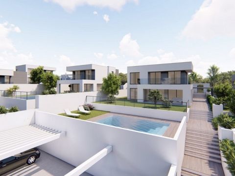 Fantastisch nieuwbouw project bestaande uit 17 prachtige villa´s en maar 200 meter verwijderd van het strand! Elke villa bestaat uit vier slaapkamers, open plan leefruimtes en grote terrassen op de begane grond en de eerste verdieping. Doordat de won...