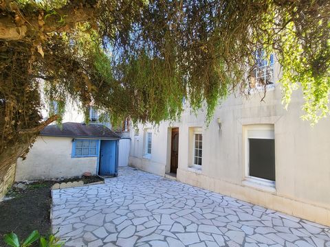 Nicht zu verpassen, dieses Stadthaus in der Nähe von Geschäften und 10 Minuten vom Strand entfernt bietet einen schönen Garten von 250 m2 sowie eine schöne Terrasse im Süden. Zwei Nebengebäude vervollständigen dieses Anwesen. Im Erdgeschoss des Hause...