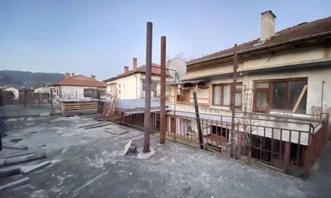 Agence SUPRIMMO : ... Nous présentons à la vente une maison spacieuse dans le village d’Eleshnitsa, à environ 10 km de Bansko. La maison est située à 500 m du centre d’Eleshnitsa. La maison fait 120 m², comprenant 5 chambres spacieuses et 3 salles de...