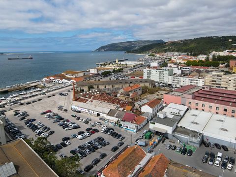 Perché investire in Setúbal? Vi presentiamo una proprietà unica situata nella desiderata zona fluviale di Setúbal, vicino all'emblematico mercato del Livramento e alla zona storica di Setúbal, attrazioni turistiche obbligatorie della città. Questa pr...