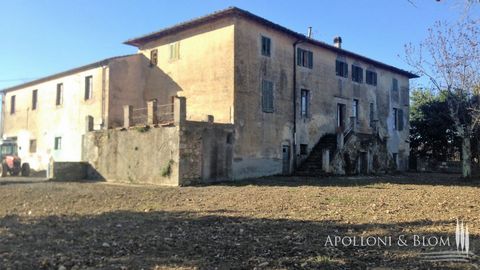 Azienda agricola biologica di 209 ettari con 3 complessi immobiliari e area archeologica in vendita tra San Gimignano e Volterra, Siena, Toscana. A metà strada tra San Gimignano e Volterra, in posizione strategica rispetto alle vie di comunicazione, ...