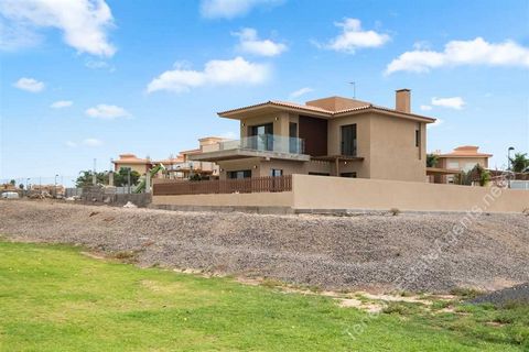 Villa con 4 camere da letto e 3 bagni in vendita ad Amarilla Golf per 650.000€ Green South Villas è un progetto residenziale composto da esclusive ville unifamiliari di lusso sul campo da golf Amarilla, nel sud di Tenerife. Questa villa si trova su u...