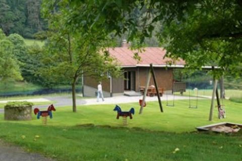 Vakantiehuis met eigen recreatiemeer waar u kunt zwemmen en varen. Grote speeltuin en directe toegang tot wandelpaden.