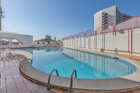 Appartement 1 chambre à Albufeira, avec piscine. Situé au 4ème étage (avec ascenseur), cet appartement offre une série de commodités et un espace confortable pour vivre ou simplement passer des vacances. L'appartement se compose d'une chambre, d'un g...