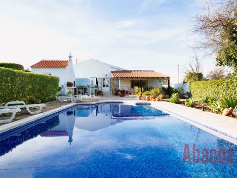 Willkommen in dieser Villa im Algarve-Stil auf einem Grundstück von 1350m2 mit 4 Schlafzimmern, Schwimmbad und Garten. Die Villa wurde im Jahr 2016 komplett renoviert und bietet einen freien Blick auf die Berge. In der Nähe befinden sich Restaurants,...