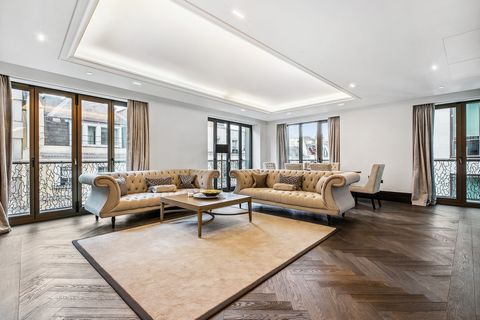 UK Sothebys International Realty presenteert met trots dit prachtige appartement met twee slaapkamers gelegen op de tweede verdieping van de prestigieuze en felbegeerde Clarges of Mayfair. Gelegen op Piccadilly met uitzicht op Green Park en dicht bij...